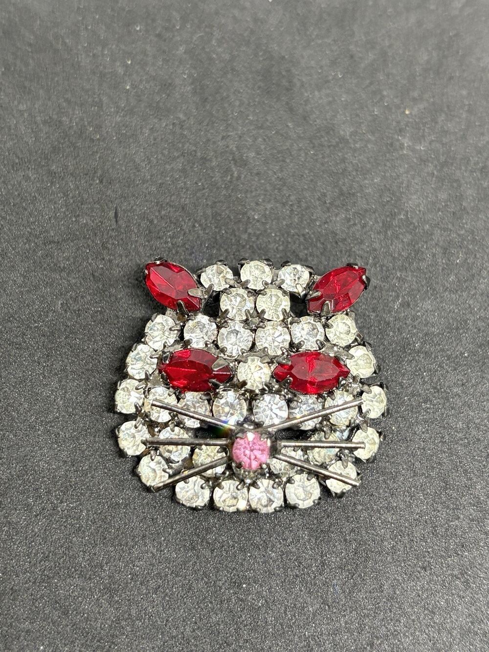 Vintage Rhinestone Cat Face Brooch Pin Silver Tone Red Eyes Clear Prong Set
